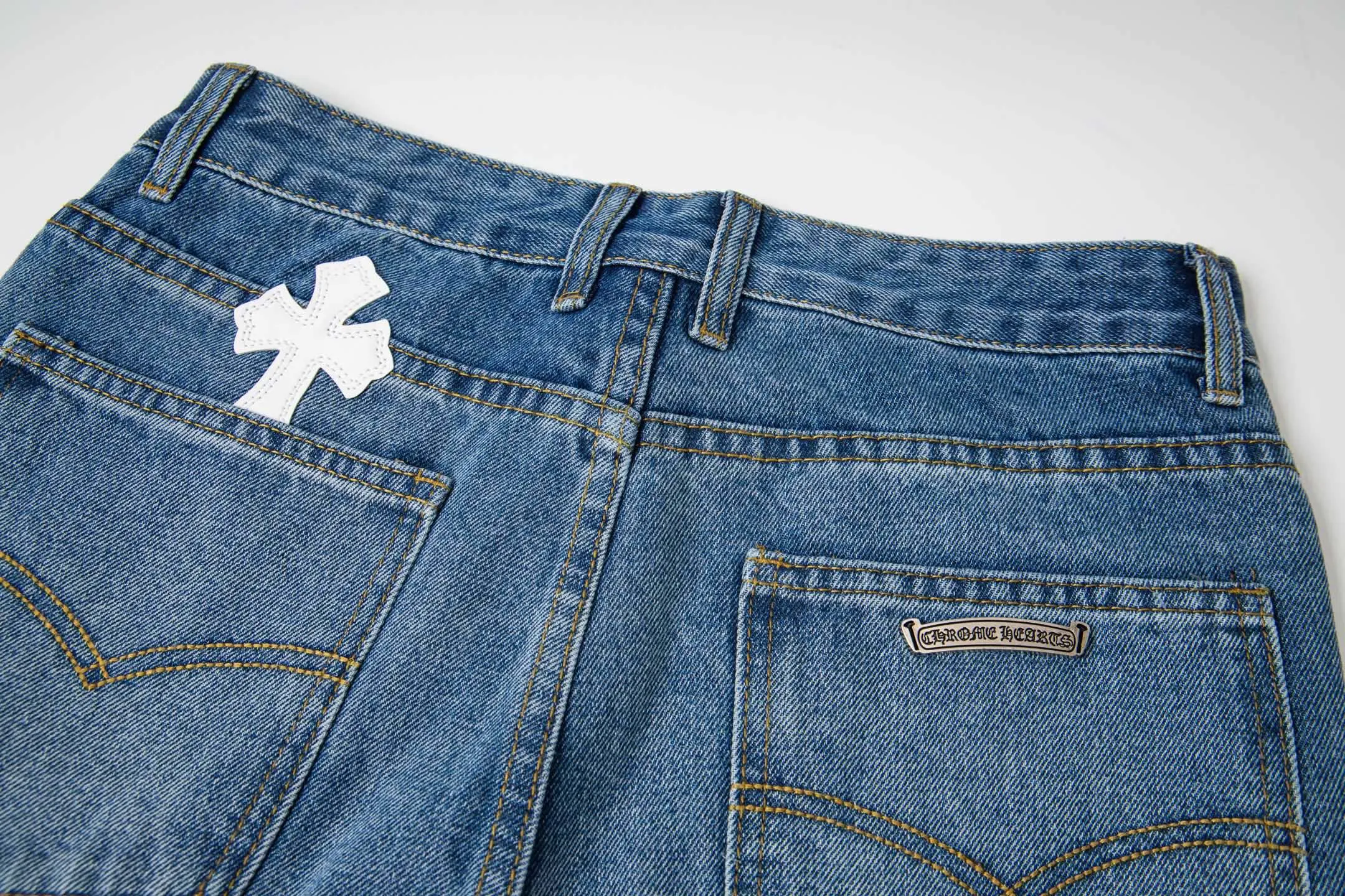P210 Chrome Hearts jeans, blue and white leather. It is well known that chromehearts jeans use vintage Levis jeans as the base for creation. They usually add their own unique silver buckles and silver ornaments, plus leather embellishments. This is the reason why the value of these vintage jeans doubles, because the base is vintage jeans, and the jeans themselves have become very soft and comfortable after years of baptism. This can be distinguished from ordinary jeans. Regarding the size, you should also refer to the pants data. Style number: 1780# Size: 28 30 32 34 36